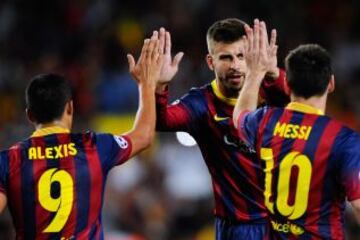 Champions League. Grupo H. Barcelona - Ajax. 3-0. Pique celebra con Messi y alexis el tercer tanto.