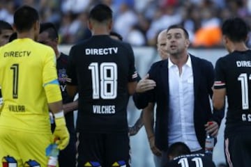 Futbol, Colo Colo vs Universidad Catolica
Quinta fecha, campeonato de Clausura 2016/17
El entrenador de Colo Colo Pablo Guede da instrucciones a sus jugadores durante el partido de primera division contra Universidad Catolica disputado en el estadio Monumental de Santiago, Chile.
04/03/2017
Andres Pina/Photosport
*************

Football, Colo Colo vs Universidad Catolica
Fifth date, Clousure Championship 2016/17
Colo Colo's manager Pablo Guede instructs his players during the first division football match against Universidad Catolica at the Monuemnatl stadium in Santiago, Chile.
04/03/2017
Andres Pina/Photosport