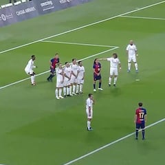 Ronaldinho stuns with jaw-dropping free kick goal in epic Real Madrid vs Barcelona Legends