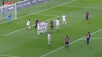 Ronaldinho stuns with jaw-dropping free kick goal in epic Real Madrid vs Barcelona Legends