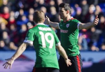 Aduriz, del Athletic de Bilbao, celebra el gol que marcó durante el partido de la vigésimo primera jornada de la Liga BBVA que el Levante y el Athletic de Bilbao.