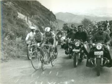 Más podios: El francés Raymond Poulidor ostenta el récord más amargo. Ha subido en ocho ocasiones al cajón pero nunca como vencedor. Segundo en las ediciones de 1964, 1965 y 1974, y tercero en 1962, 1966, 1969, 1972 y 1976. Con ello se ganó el apodo del 'eterno segundón'. En la histórica fotografía, lucha con su compatriota Jacques Anquetil en la subida a Puy de Dome en el Tour de 1964. Anquetil y Eddy Merckx fueron sus máximos rivales.