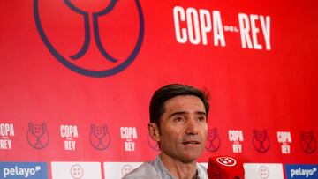 SEVILLA, 02/04/2021.- El entrenador del Athletic Club de Bilbao Marcelino Garc&iacute;a Toral, durante la rueda de prensa celebrada este viernes en el estadio de La Cartuja, en Sevilla, donde ma&ntilde;ana se enfrentar&aacute;n a la Real Sociedad en la fi