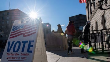 Los votantes ingresan a un lugar de votaci&oacute;n dentro de la Biblioteca P&uacute;blica de Boston en Boston, Massachusetts, EE. UU., 03 de noviembre de 2020.
