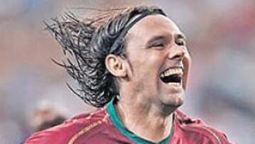 <b>CON ALEGRÍA. </b>El jugador portugués quiere recalar en el Atlético y el lunes puede ver sus deseos cumplidos definitivamente.