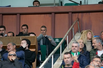 Gaizka Garitano, entrenador del Eibar, junto a su analista Andoni Azkargorta, en El Sardinero.