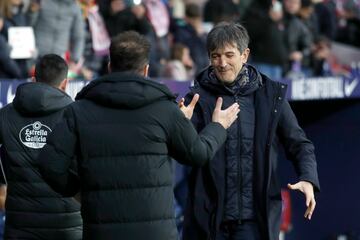 El entrenador del Atlético de Madrid, Diego Simeone y el entrenador del Real Valladolid, Pacheta, se saludan antes del inicio del partido. 
 