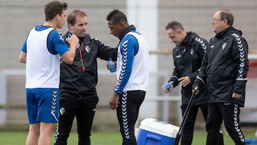 Arrasate da indicaciones durante el entrenamiento de Osasuna.