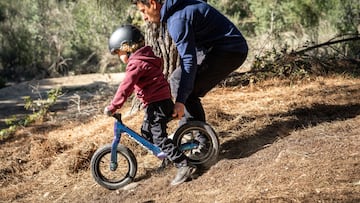 Niño con una bici en la montaña