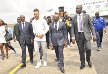 Pierre-Emerick Aubameyang jugador del Borussia de Dortmund a su llegada a Libreville, Gabón, tras recibir el premio como Mejor Jugador Africano 2015.
