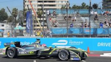 Nelson Piquet Jr. con su monoplaza en Long Beach. 