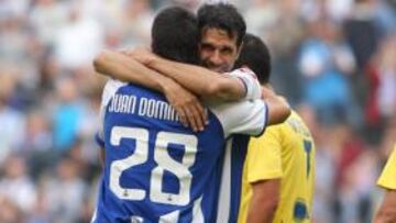 <b>EXPLOSIÓN DE ALEGRÍA. </b>Valerón felicita a Juan Domínguez y se funde en un abrazo con él después de que el mediocentro canterano abriese el marcador cuando sólo iban siete minutos de partido.