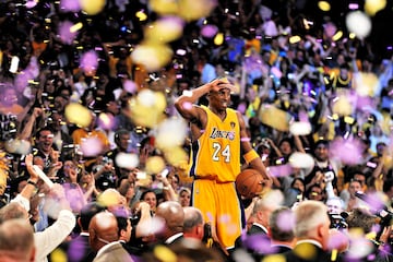 Los Lakers superaron a los Celtics en un s¨¦ptimo partido, algo imposible en los viejos tiempos, tras una Final tremenda y un ¨²ltimo duelo de tensi¨®n irrespirable, lleno de tiros fallados y peleas casi callejeras en cada posesi¨®n. Agarrotados, los Lakers se sobrepusieron a un 14-23 en el primer cuarto gracias al trabajo de Metta World Peace, un h¨¦roe inesperado. Kobe Bryant y Pau Gasol aparecieron justo a tiempo para dejar una imagen ic¨®nica: rebote del espa?ol y pase a Odom que lanz¨® la bola al otro campo para agotar los ¨²ltimos segundos. Kobe la cogi¨® en carrera y recorri¨® triunfal el Staples. Una explosi¨®n de felicidad en el cierre de un duelo descomunal entre los dos equipos m¨¢s legendarios de la NBA.
