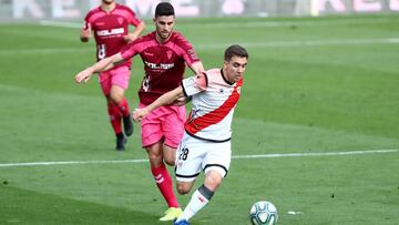 Barri busca robarle el balón a Montiel en un partido del Albacete.