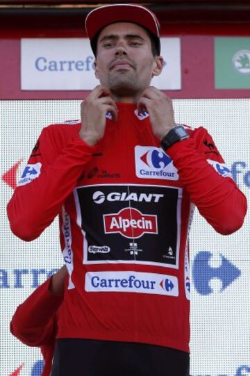 El ciclista holandés del equipo Giant, Tom Dumoulin, líder de la clasificación provisional, en el podio, al término de la decimonovena etapa de la Vuelta Ciclista a España, etapa con comienzo en la localidad vallisoletana de Medina del Campo y Ávila, con un recorrido de 185,8 kilómetros. 