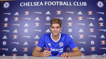 Marcos Alonso posa con la camiseta de su nuevo club. 