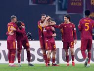 Soccer Football - UEFA Europa League - AS Roma v VfB Stuttgart - Stadio Olimpico, Rome, Italy - January 22, 2026 AS Roma's Niccolo Pisilli celebrates scoring their second goal with teammates REUTERS/Remo Casilli