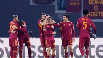 Soccer Football - UEFA Europa League - AS Roma v VfB Stuttgart - Stadio Olimpico, Rome, Italy - January 22, 2026 AS Roma's Niccolo Pisilli celebrates scoring their second goal with teammates REUTERS/Remo Casilli