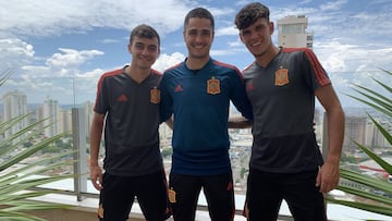 Pedri, Iv&aacute;n Mart&iacute;nez y Javi L&oacute;pez posan para AS en la &uacute;ltima planta de un c&eacute;ntrico edificio de Goiania, ciudad donde se juega el partido.