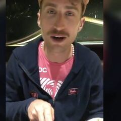 Rigoberto Urán le da un plato típico a su compañero de equipo