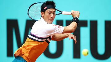 Kei Nishikori devuelve una bola a Hugo Dellien durante su partido en el Mutua Madrid Open.