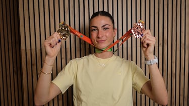 Blanca Hervás posa con sus medallas de plata y bronce durante su visita a la redacción de AS.