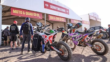 Motos del Dakar en el acceso a las verificaciones durante la previa de la edición de 2024 en Arabia.