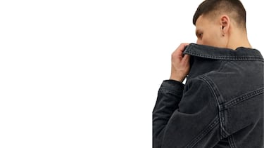 Ni bomber ni gabardina: esta chaqueta vaquera es la prenda que está triunfando esta primavera