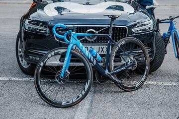 El equipo ciclista Movistar Team nos ha acercado a través de estas fotografías todo el equipamiento que tendrán para el 're-arranque' de 2020. Actualmente se encuentran en los Pirineos realizando la pretemporada. 