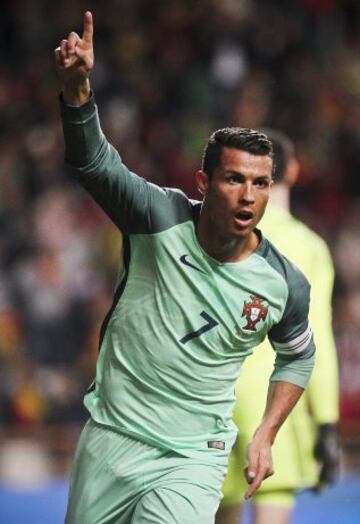 El jugador portugués Cristiano Ronaldo celebrando el gol que acaba de anotar durante un partido amistoso entre Portugal y Bélgica