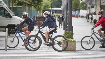 Personas en bici y con mascarilla en una céntrica calle de Pamplona, Navarra (España) a 17 de julio de 2020. Este viernes a las 00.00 horas ha entrado en vigor la orden foral que obliga a los ciudadanos mayores de 12 años a usar mascarilla en Navarra aunque se cumpla la distancia de seguridad de 1,5 metros.
17 JULIO 2020;COVID-19;CORONAVIRUS;MASCARILLAS
Eduardo Sanz / Europa Press
17/07/2020