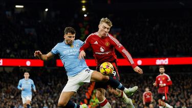 FILE PHOTO: Soccer Football - Premier League - Manchester City v Manchester United - Etihad Stadium, Manchester, Britain - December 15, 2024 Manchester United's Rasmus Hojlund in action with Manchester City's Ruben Dias Action Images via Reuters/Jason Cairnduff EDITORIAL USE ONLY. NO USE WITH UNAUTHORIZED AUDIO, VIDEO, DATA, FIXTURE LISTS, CLUB/LEAGUE LOGOS OR 'LIVE' SERVICES. ONLINE IN-MATCH USE LIMITED TO 120 IMAGES, NO VIDEO EMULATION. NO USE IN BETTING, GAMES OR SINGLE CLUB/LEAGUE/PLAYER PUBLICATIONS. PLEASE CONTACT YOUR ACCOUNT REPRESENTATIVE FOR FURTHER DETAILS../File Photo