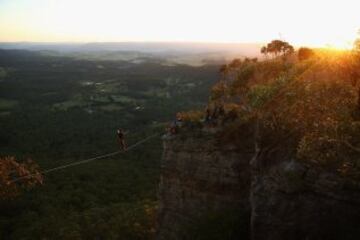El slackline es un deporte extremo de equilibrio en el que se usa una cinta (normalmente elástica) que se engancha entre dos puntos fijos y se tensa. No se usa ninguna herramienta para ayudar a mantener el equilibrio. Se pueden realizar saltos, movimientos dinámicos, posturas de yoga incluso acrobacias. 
