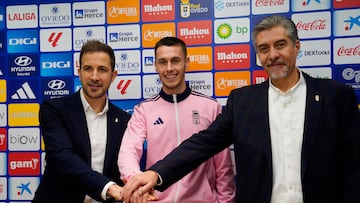 03/01/24 REAL OVIEDO PRESENTACION DUBASIN COMO NUEVO JUGADOR DEL CLUB JUNTO AL PRESIDENTE DEL REAL OVIEDO MARTIN PELAEZ