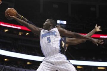 Roy Hibbert (Indiana Pacers) trata de taponar a Victor Oladipo (Orlando Magic).