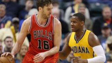 Pau Gasol ante la defensa de Lavoy Allen.