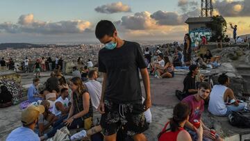 BARCELONA, SPAIN - JULY 18: People have drinks and food as they enjoy the view over the city during the first day the new Catalan government recommendations and regulations on the fight against COVID-19 take effect on July 18, 2020 in Barcelona, Spain. The Catalan capital's five million residents have been advised to stay home after the number of Coronavirus cases spiked in the past week. (Photo by David Ramos/Getty Images)