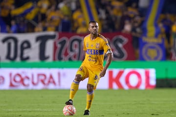 Rafael Carioca durante un partido con los Tigres.