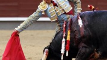 El novillero Gonzalo Caballero da un pase a su segundo astado en el duod&eacute;cimo festejo de la Feria de San Isidro, en Las Ventas, en el que ha compartido cartel con &Aacute;lvaro Sanl&uacute;car y C&eacute;sar Valencia, con novillos de Nazario Ib&aacute;&ntilde;ez. 