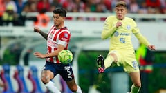 MEX078. GUADALAJARA (MÉXICO), 18/02/2023.- Víctor Guzmán (i) del Guadalajara disputa el balón con Emilio Lara del América hoy, durante un partido de la jornada 12 del torneo clausura 2023 de la liga del fútbol mexicano, disputado en el Estadio Akron, en Guadalajara, Jalisco (México). EFE/Francisco Guasco
