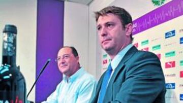 Suárez y el nuevo patrocinador.