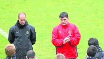 <b>SIN SINTONÍA. </b>Mendilibar, escoltado por Toni Ruiz y Ángel Félix, en una de sus habituales charlas con la plantilla de esta temporada.
