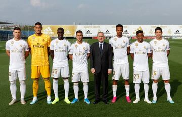 Florentino posa junto a las nuevas incorporaciones: Jovic, Areola, Mendy, Hazard, Militao, Rodrygo y James. 