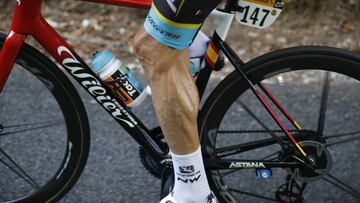 Detalle de la pierna del ciclista del Astana Pro Team Luis León Sánchez, que revela la dureza de la etapa