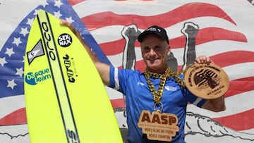 Aitor Francesena "Gallo" con el trofeo del US Open of Adaptive Surfing 2025