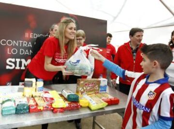 Antes del partido Carla Pereyra y Adelardo recogieron alimentos para la Campaña solidaria de Diego Simeone. 