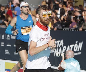 Participantes de la maratón de Valencia Trinidad Alfonso EDP llegando a la meta cerca del Oceanogràfic de Valencia.