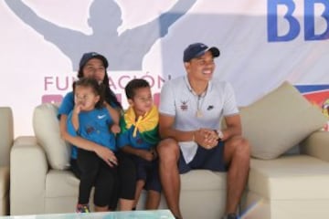 Carlos Bacca es dado a la gente y más la de su pueblo natal. En diciembre pasado dio regalos a los niños de Puerto Colombia.