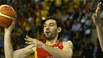 <b>REGRESO.</b> Faltaban apenas tres minutos para el final de primer cuarto cuando saltó al campo Jorge Garbajosa entre los vítores del público.