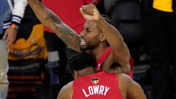 LWS105. OAKLAND (ESTADOS UNIDOS), 13/06/2019.- El delantero de los Toronto Raptors Kawhi Leonard (d) y el escolta de los Toronto Raptors Kyle Lowry (i) celebran su victoriaal final del sexto partido de las Finales de la NBA entre Toronto Raptors y Golden State Warriors este jueves, en el Oracle Arena, en Oakland (EE.UU.). EFE/JOHN G MABANGLO/PROHIBIDO SU USO POR SHUTTERSTOCK